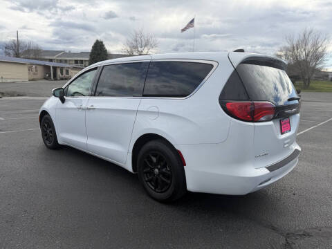 2022 Chrysler Voyager LX