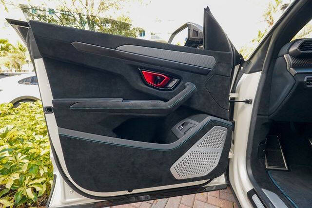 2023 Lamborghini Urus Performante