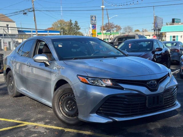 2018 Toyota Camry LE photo 3