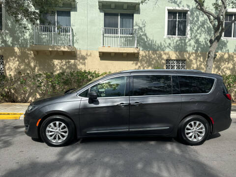 2018 Chrysler Pacifica for sale at CarMart of Broward in Lauderdale Lakes FL