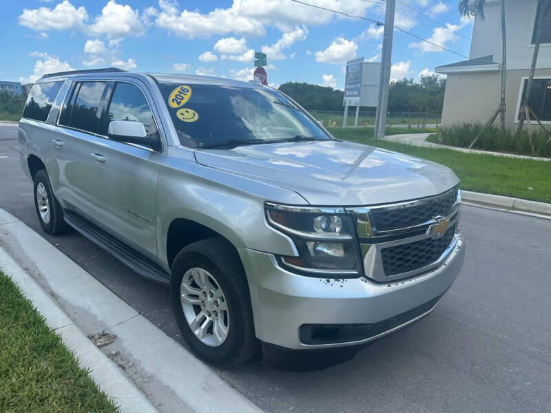 2016 Chevrolet Suburban LT photo 18