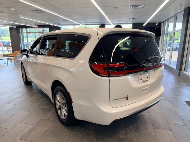 2027 Chrysler Pacifica Select
