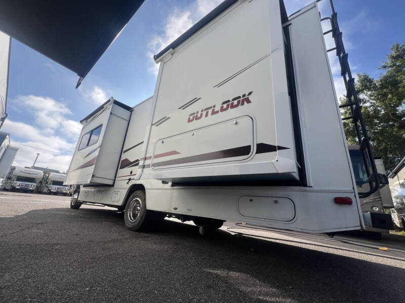 2019 Winnebago Outlook