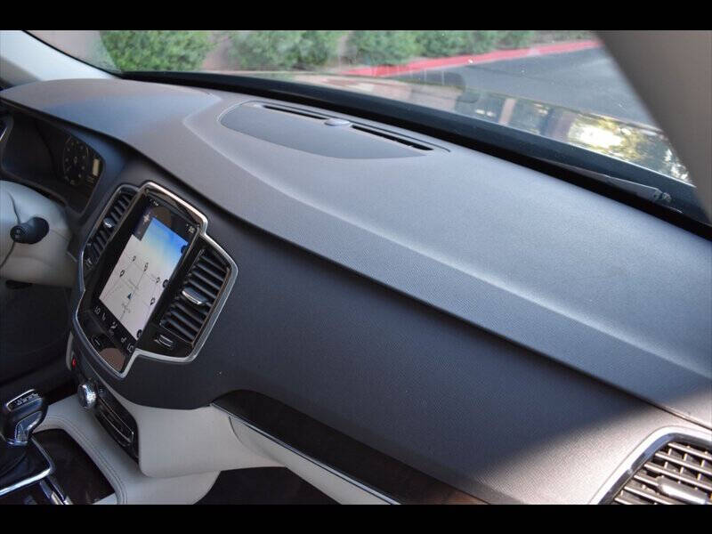 2018 Volvo XC90 T6 Momentum