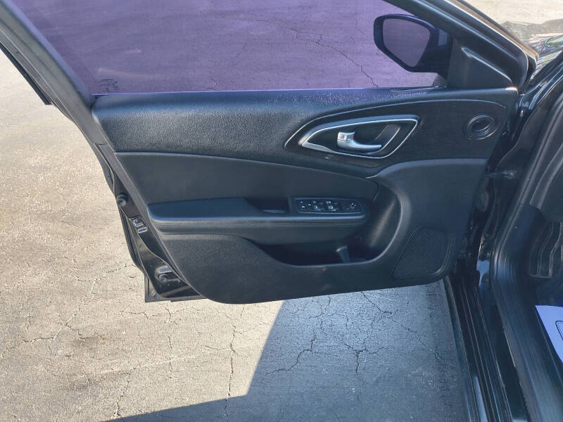 2016 Chrysler 200 C