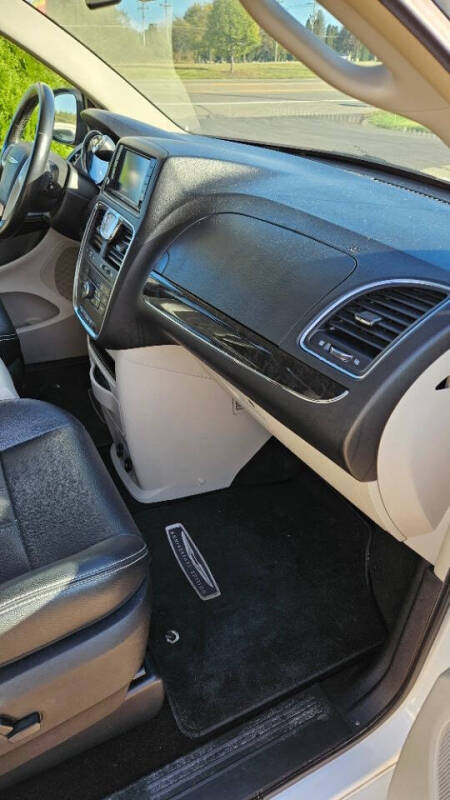 2016 Chrysler Town and Country Touring-L