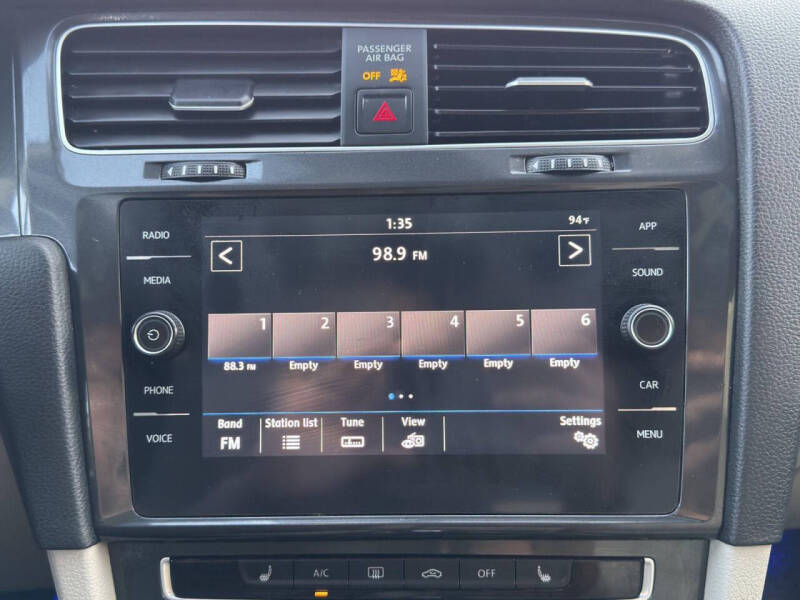 2019 Volkswagen Golf SE