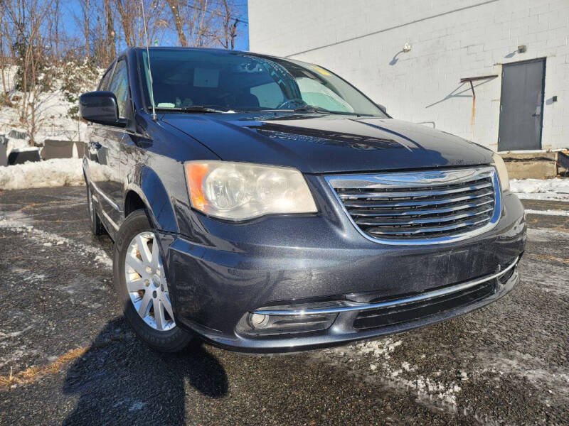 2013 Chrysler Town & Country Touring's photo