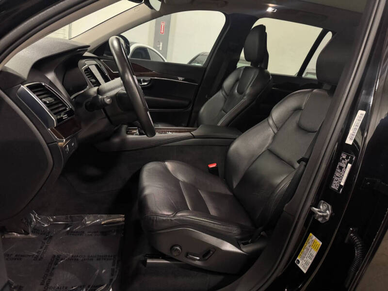 2016 Volvo XC90 T6 Momentum