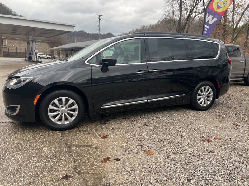 Chrysler Pacifica's photo