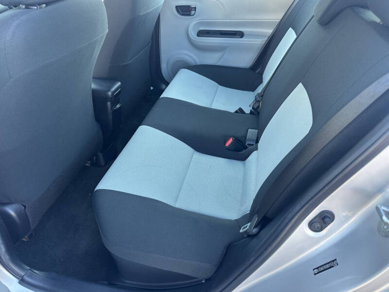 2013 Toyota Prius c Three - Photo 12