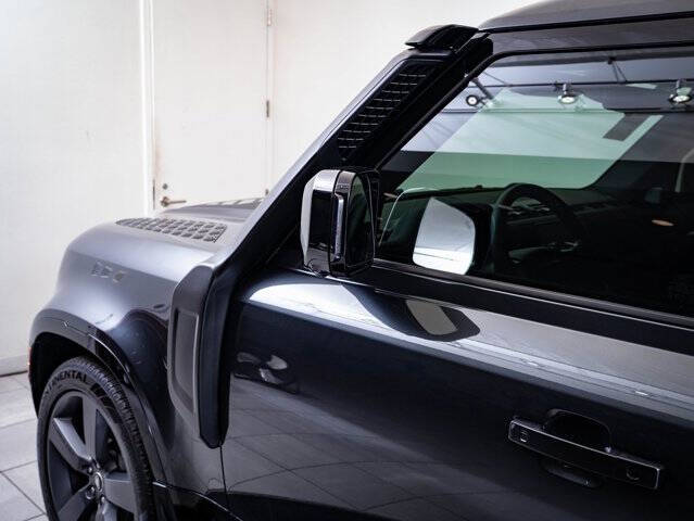 2024 Land Rover Defender 130 P400 Outbound