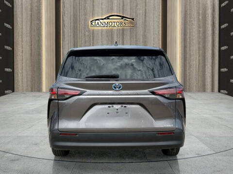 2024 Toyota Sienna LE 8-Passenger