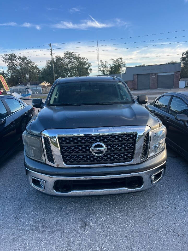 Nissan Titan's photo