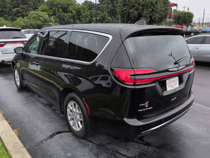 2025 Chrysler Pacifica Select
