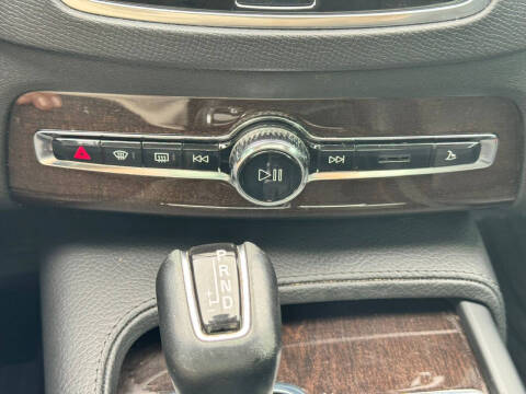 2016 Volvo XC90 T6 Momentum