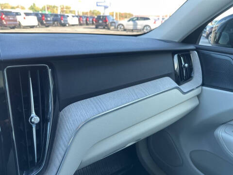 2023 Volvo XC60 B5 Plus Dark Theme