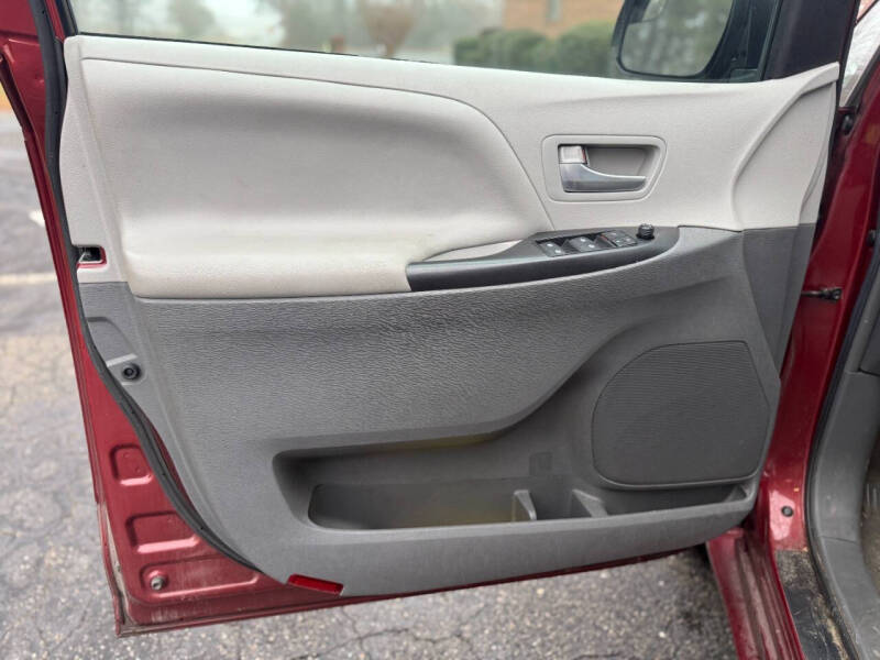 2017 Toyota Sienna LE 8-Passenger