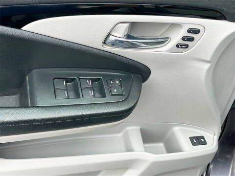 2021 Honda Pilot Touring w/Rear Captain's Chairs