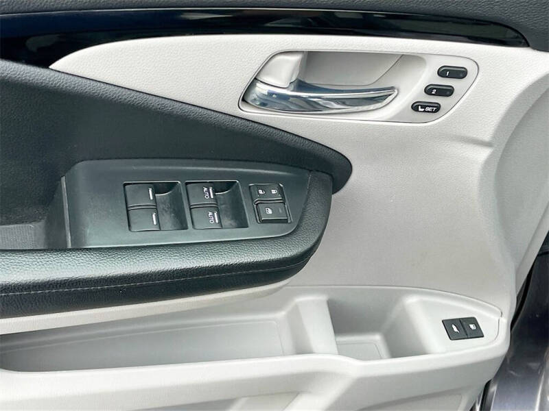 2021 Honda Pilot Touring w/Rear Captain's Chairs