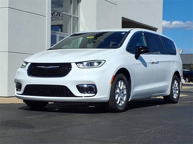 2026 Chrysler Pacifica Select