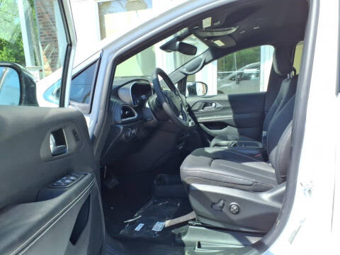 2027 Chrysler Pacifica Select
