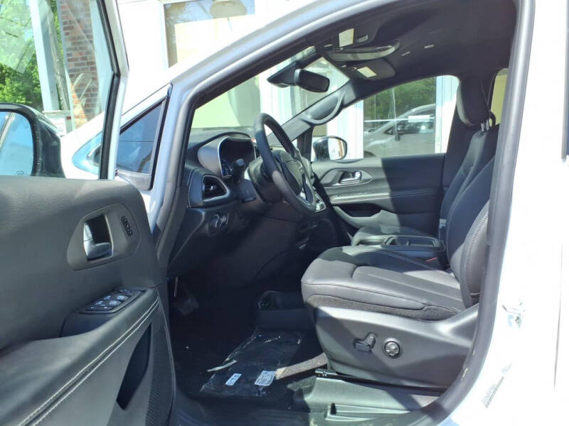 2027 Chrysler Pacifica Select