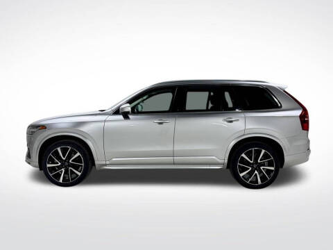 2022 Volvo XC90 T6 Momentum 6-Passenger
