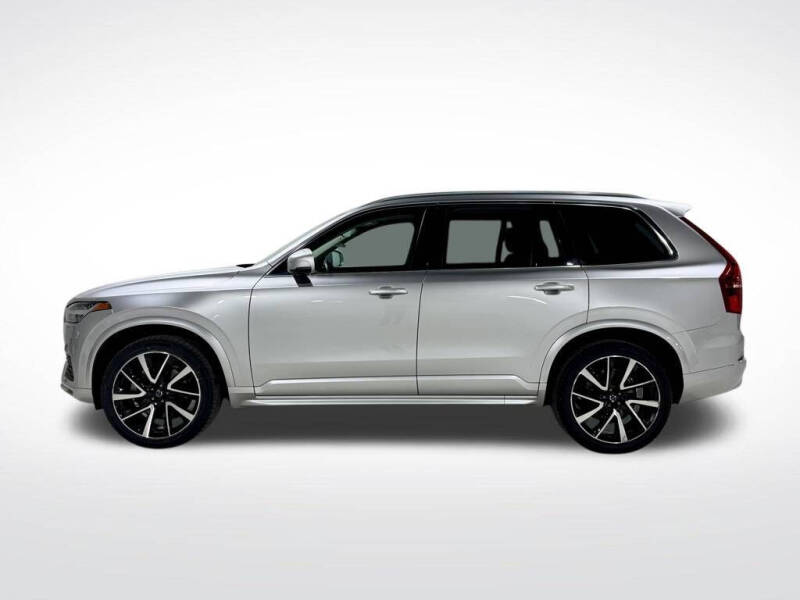 2022 Volvo XC90 T6 Momentum 6-Passenger