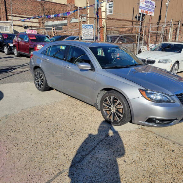 2013 Chrysler 200 Touring photo 2