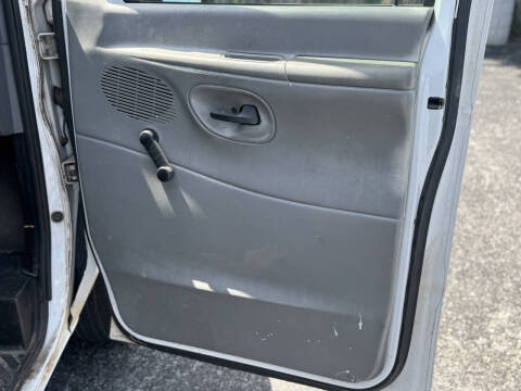 2003 Ford E-Series E-150 Base