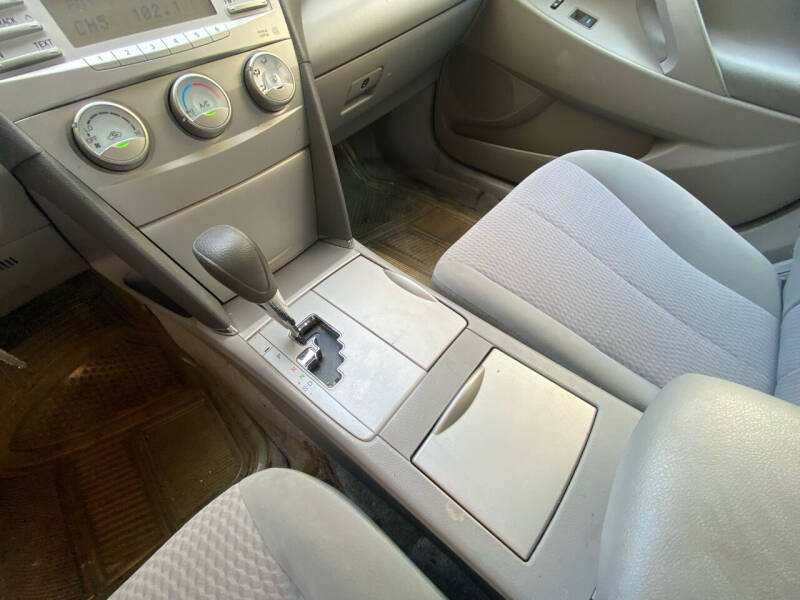 2010 Toyota Camry LE photo 13