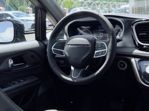 2027 Chrysler Pacifica Select