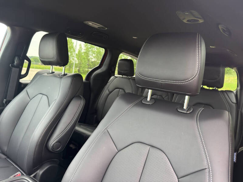 2027 Chrysler Pacifica Select