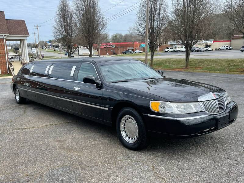 2000 Lincoln Town Car for sale at Mike's Wholesale Cars in Newton NC