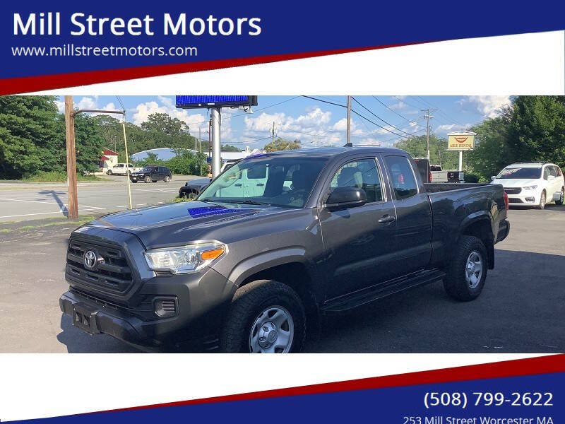 2017 Toyota Tacoma SR's photo