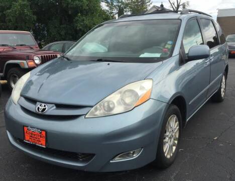 2007 Toyota Sienna for sale at Knowlton Motors, Inc. in Freeport IL