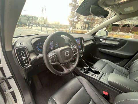2025 Volvo XC40 B5 Core Bright Theme