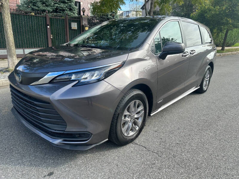 2021 Toyota Sienna LE's photo