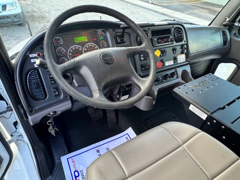 2017 Freightliner M2 106