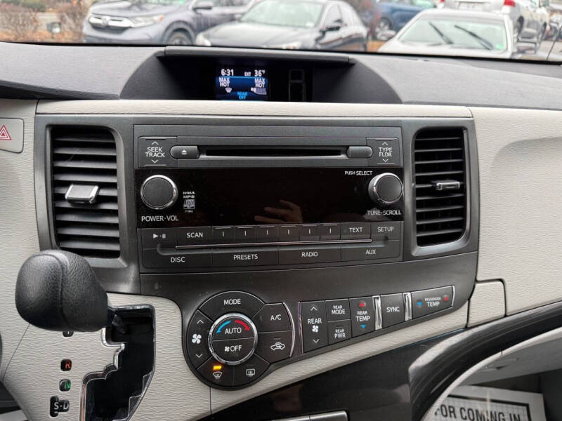 2014 Toyota Sienna LE 8-Passenger