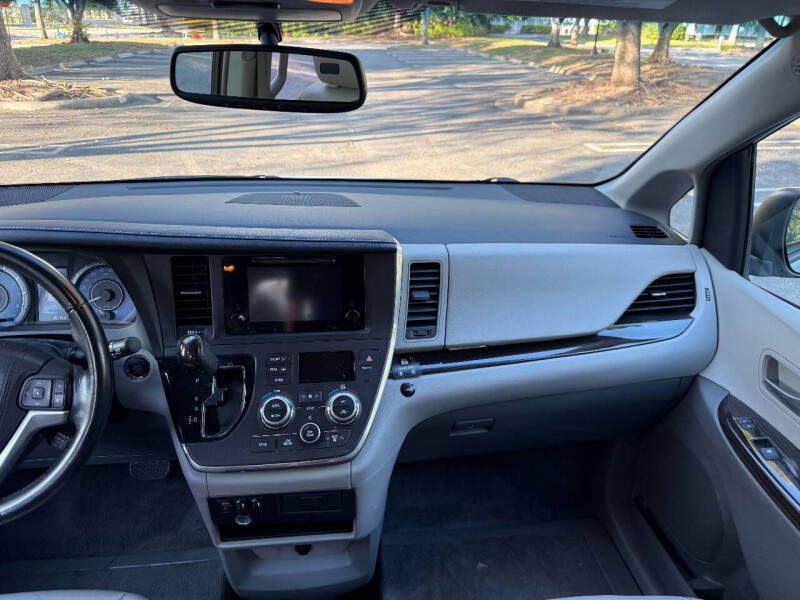 2016 Toyota Sienna XLE 7-Passenger Auto Access Seat