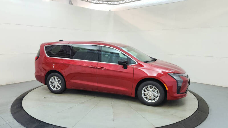 2027 Chrysler Pacifica Select