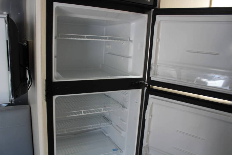 2022 Airstream Flying Cloud 27FB Twin