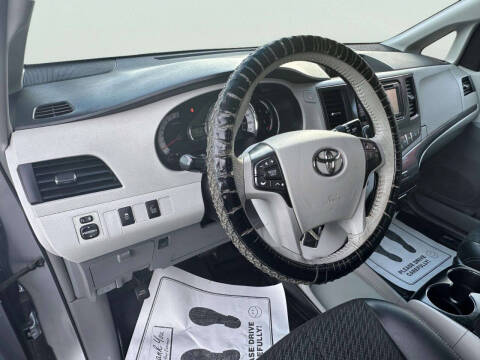2014 Toyota Sienna SE 8-Passenger