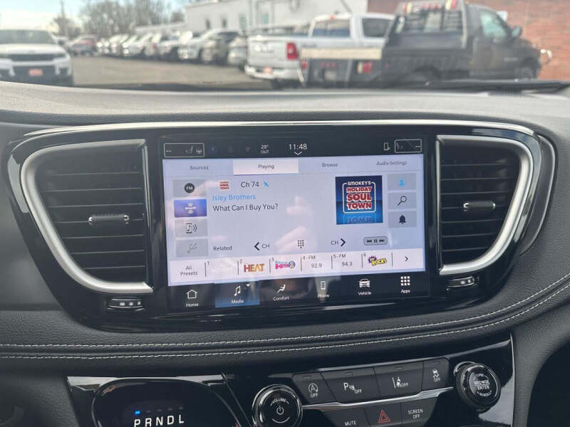 2026 Chrysler Pacifica Select