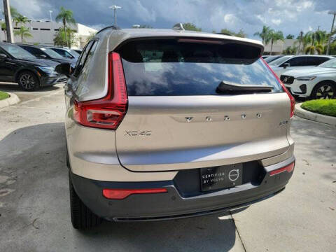 2024 Volvo XC40 B5 Ultimate Dark Theme