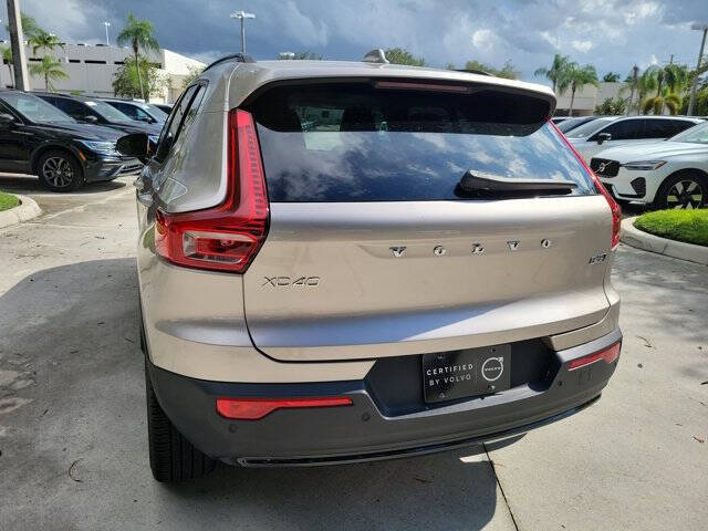 2024 Volvo XC40 B5 Ultimate Dark Theme