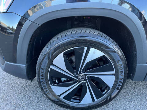 2025 Volkswagen Taos SE 4Motion