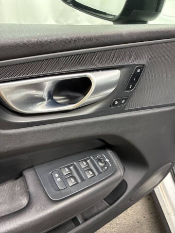 2024 Volvo XC60 B5 Plus Dark Theme